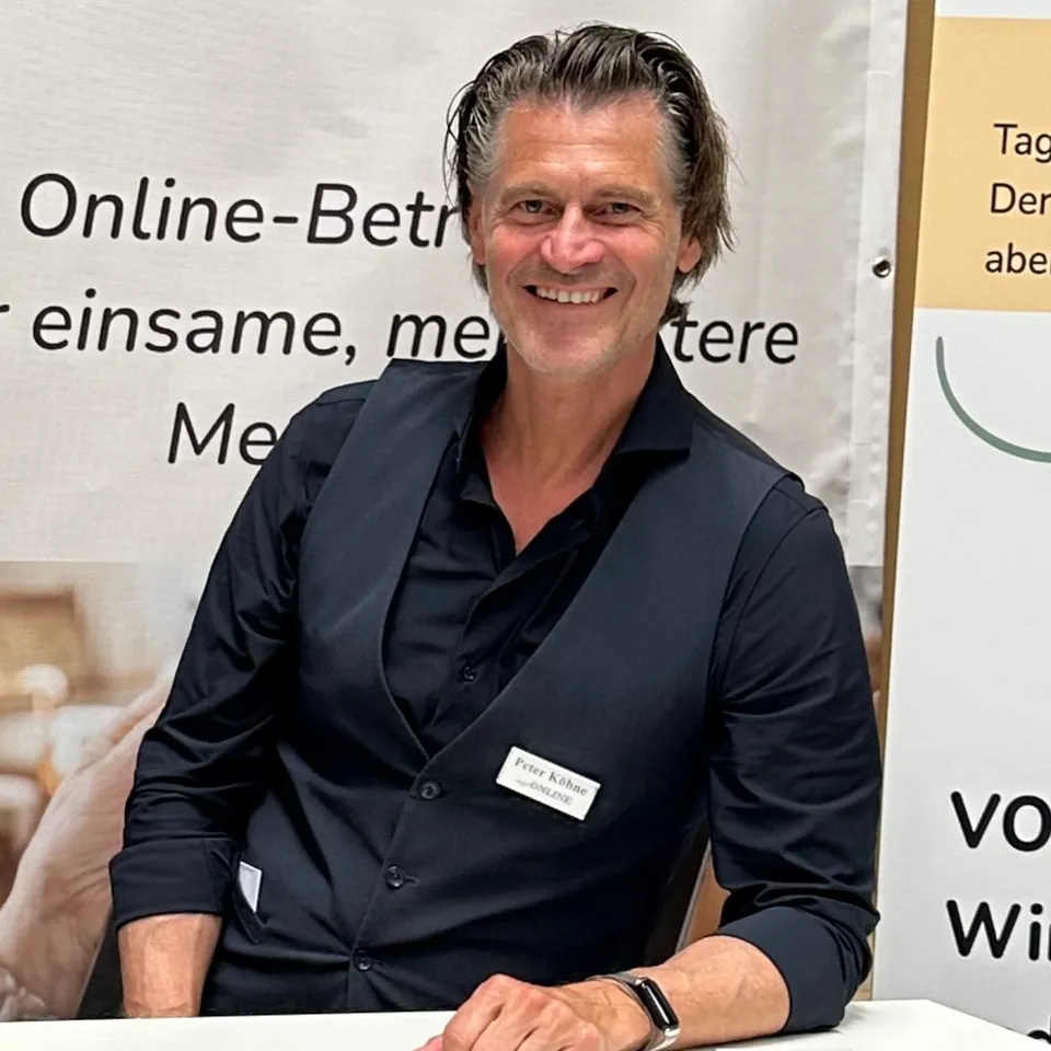 Peter Köhne, Gründer von ageONLINE, im Gespräch am Messestand