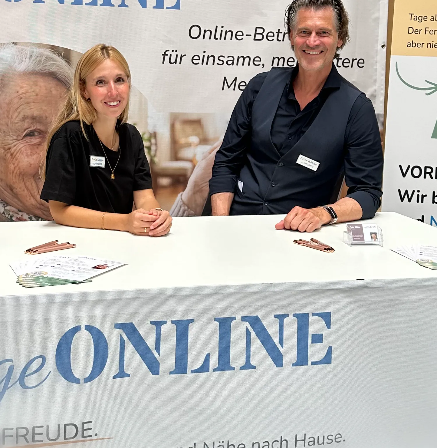 Peter Köhne und Nadja Küpper von ageONLINE am Messestand