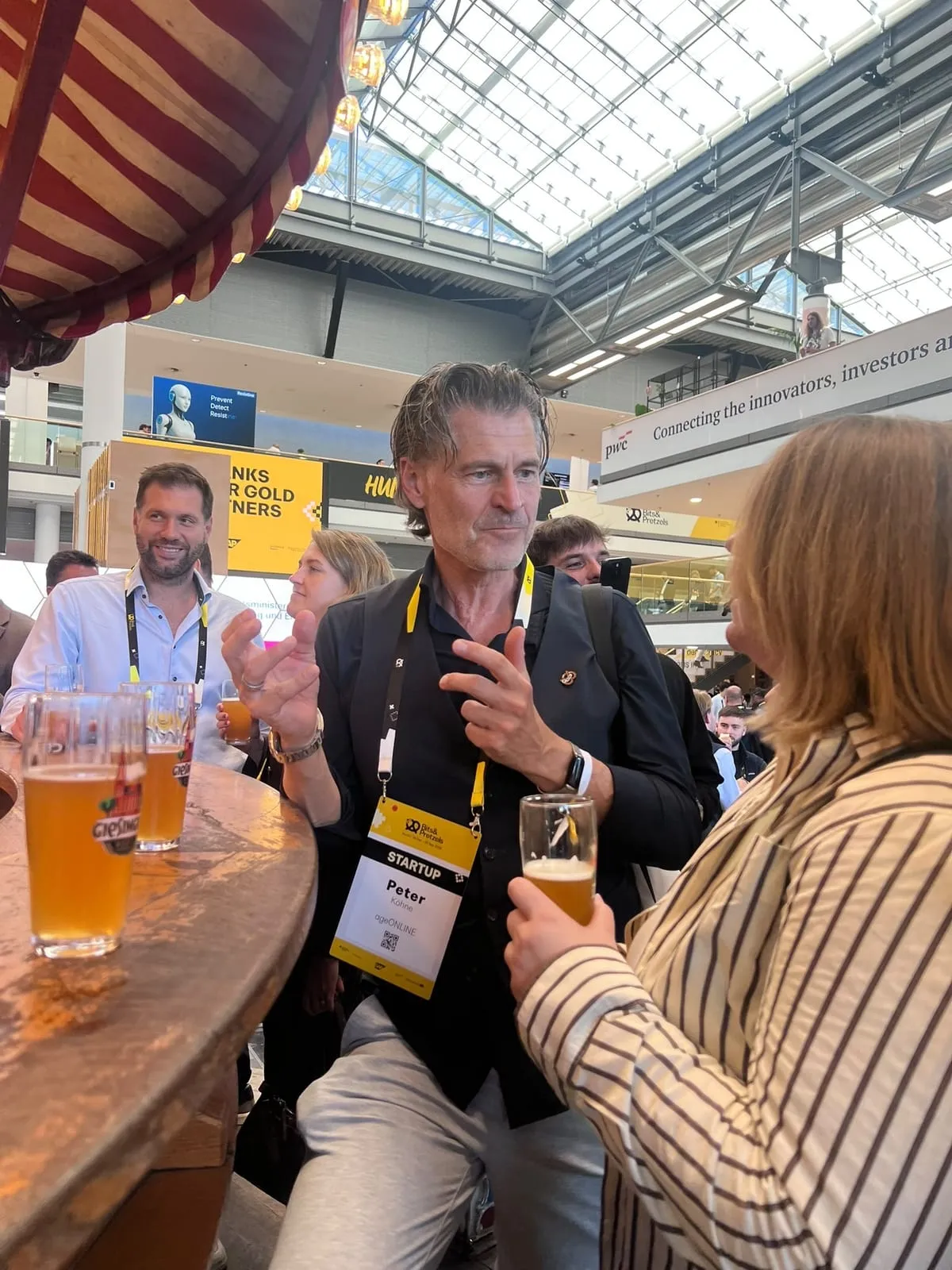 Peter Köhne im Gespräch mit einer Besucherin in der Messehalle