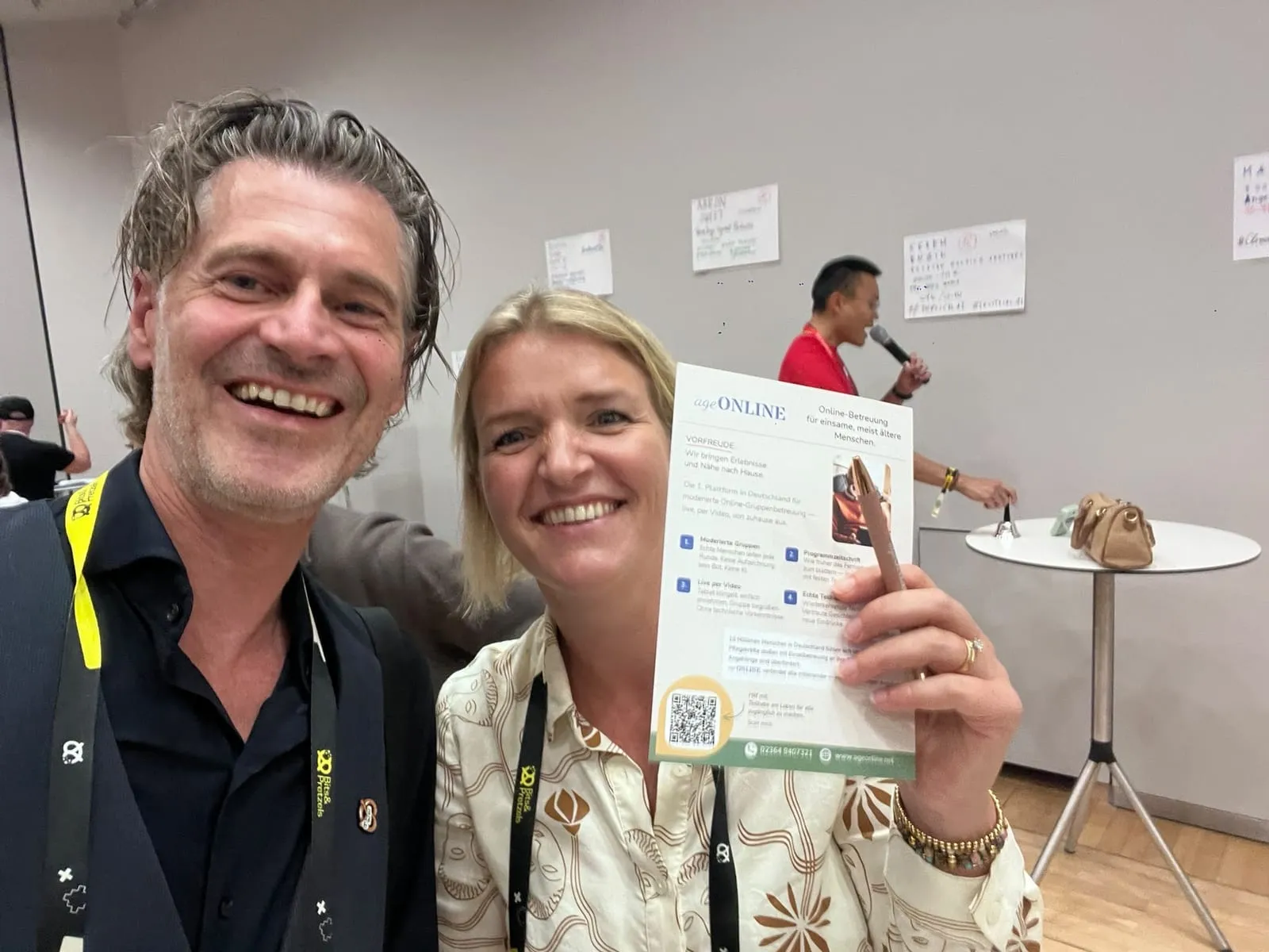 Peter Köhne und eine Gesprächspartnerin mit einem ageONLINE-Flyer