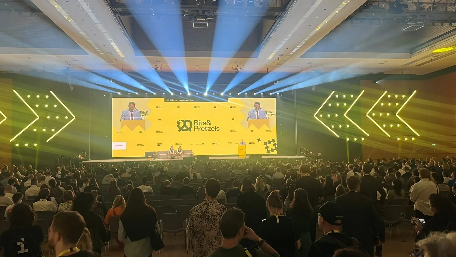 Publikum vor der Hauptbühne der Bits & Pretzels im ICM München