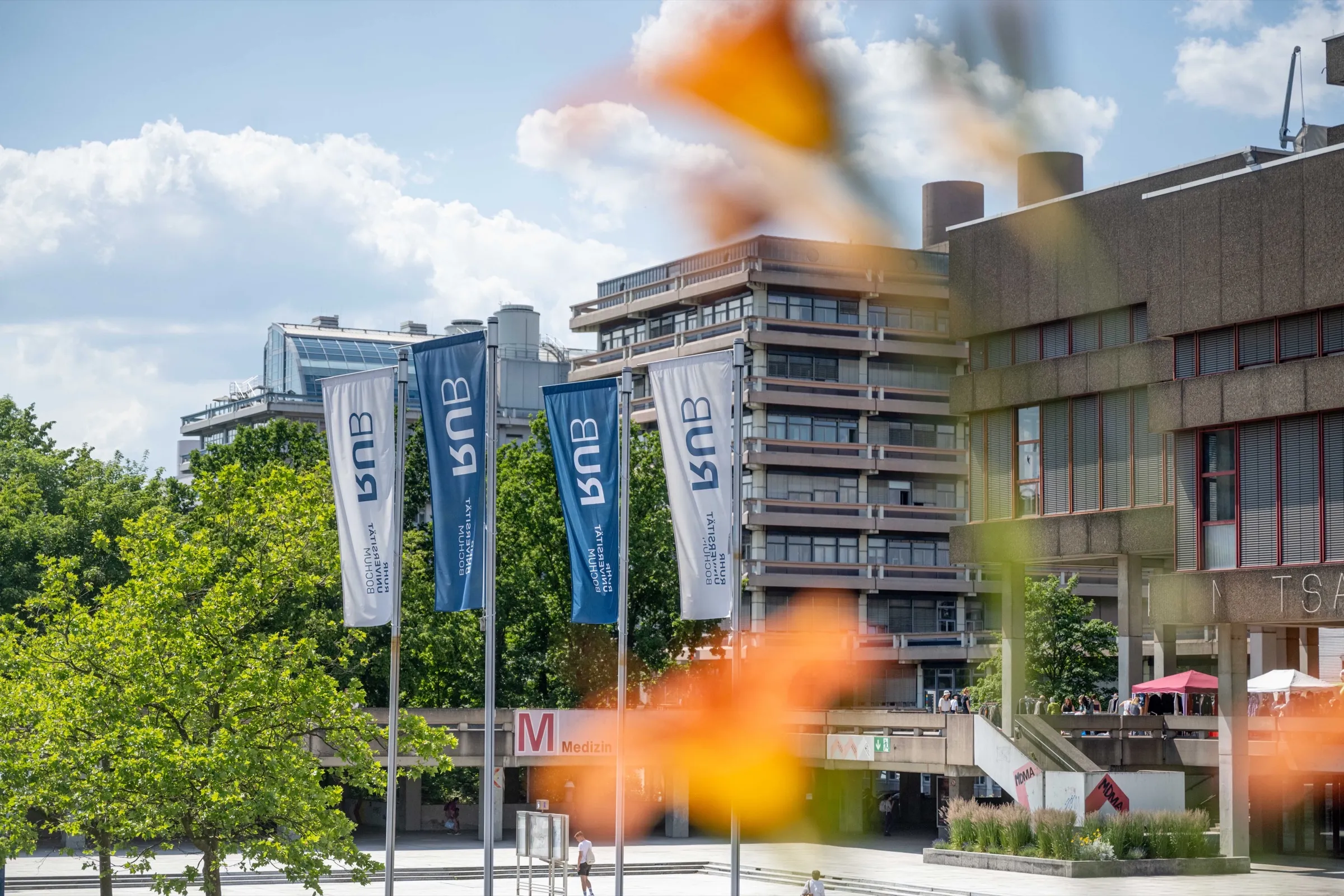 Campus der Ruhr-Universität Bochum mit RUB-Fahnen
