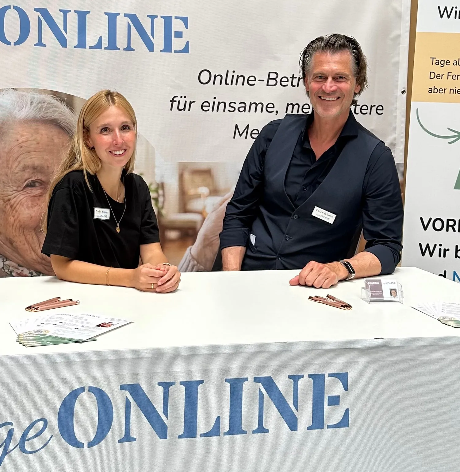 Nadja Meike Küpper und Peter Köhne von ageONLINE am Beratungstisch