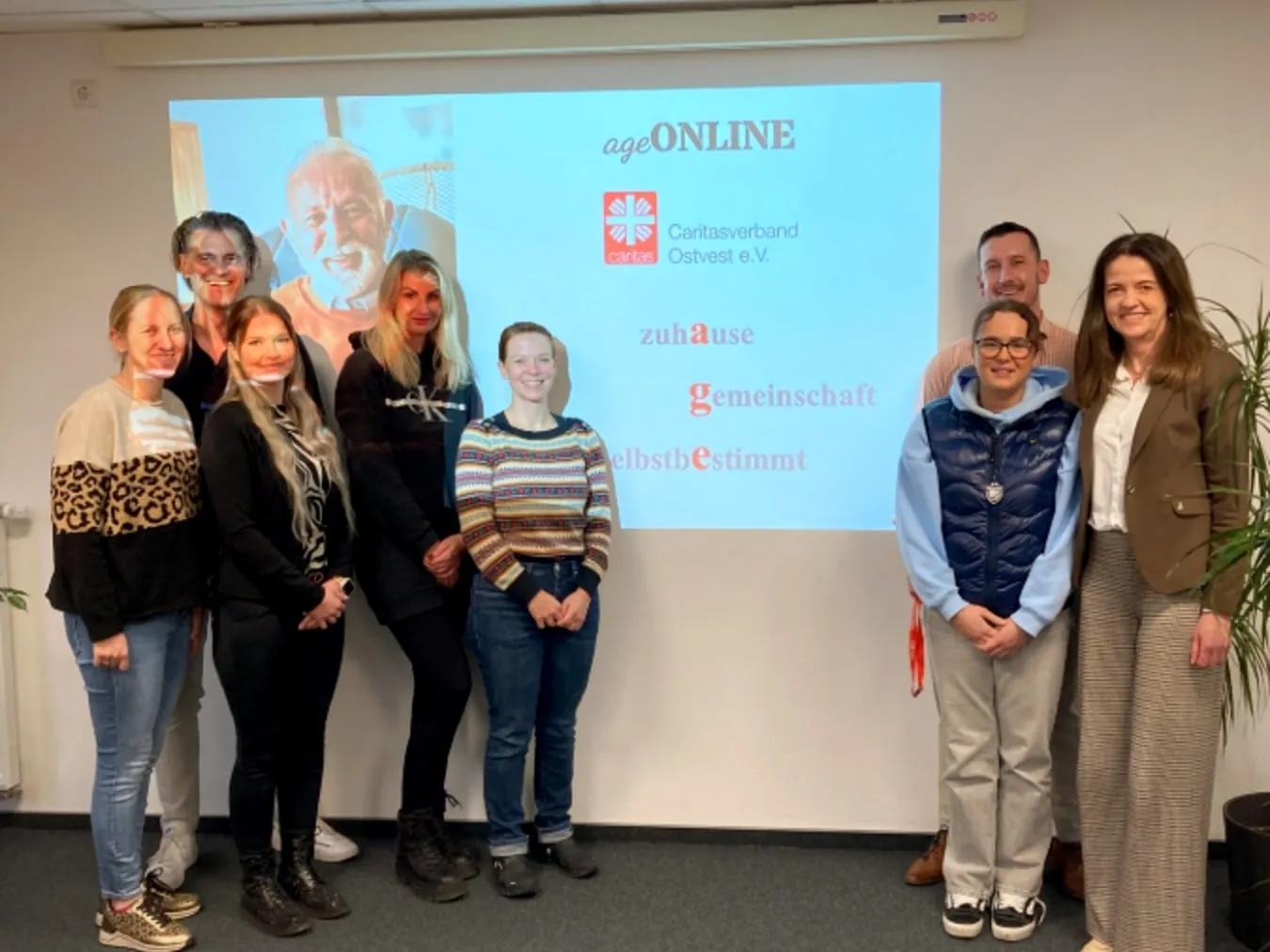 Team von ageONLINE und Caritasverband Ostvest beim Pilotstart vor der Präsentation