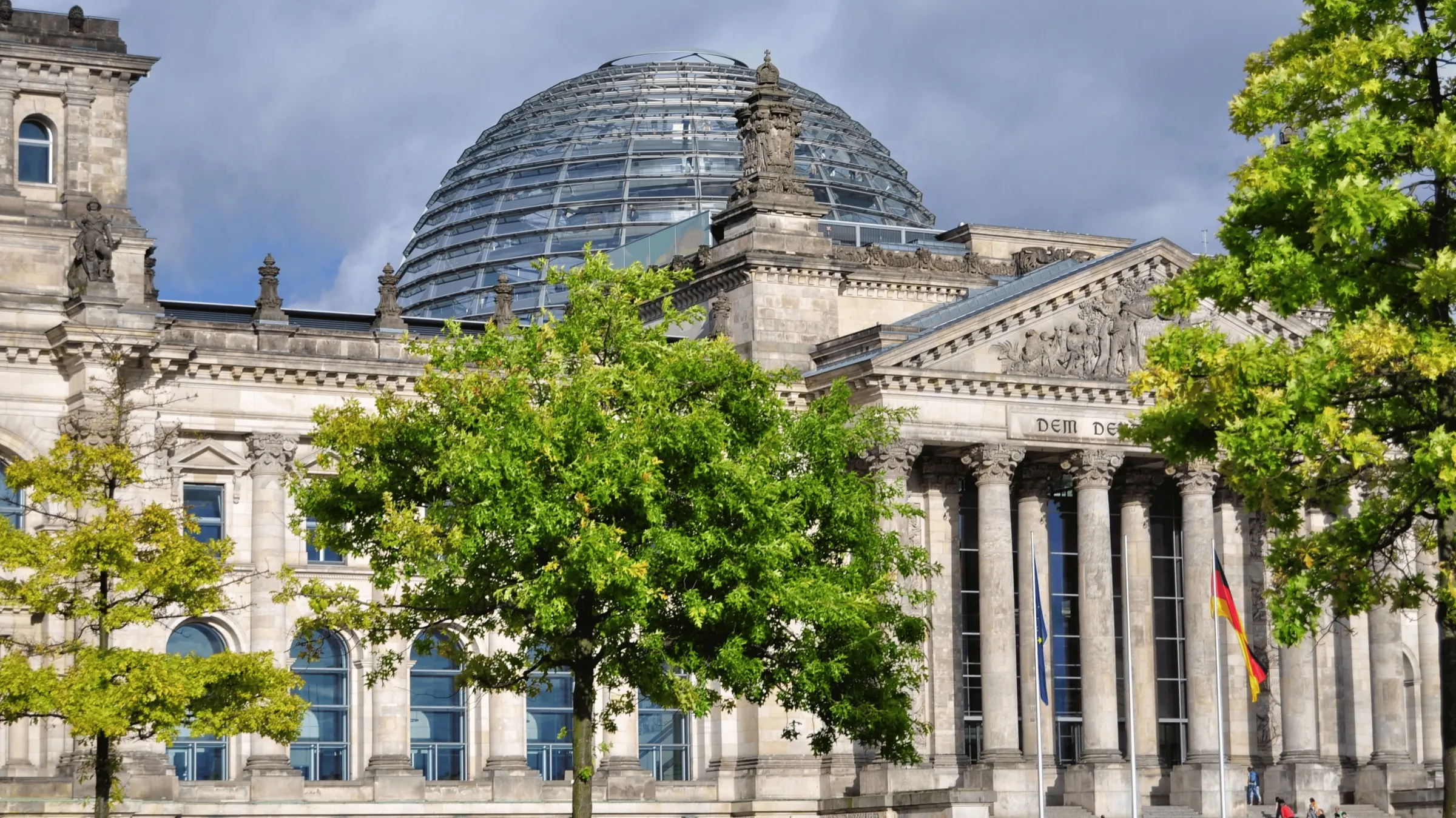 Das Reichstagsgebäude in Berlin mit seiner Glaskuppel, Sitz des Deutschen Bundestages.