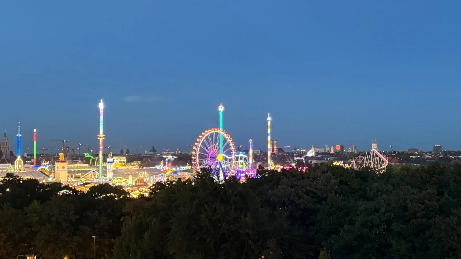 Abendpanorama der Wiesn in München mit Riesenrad